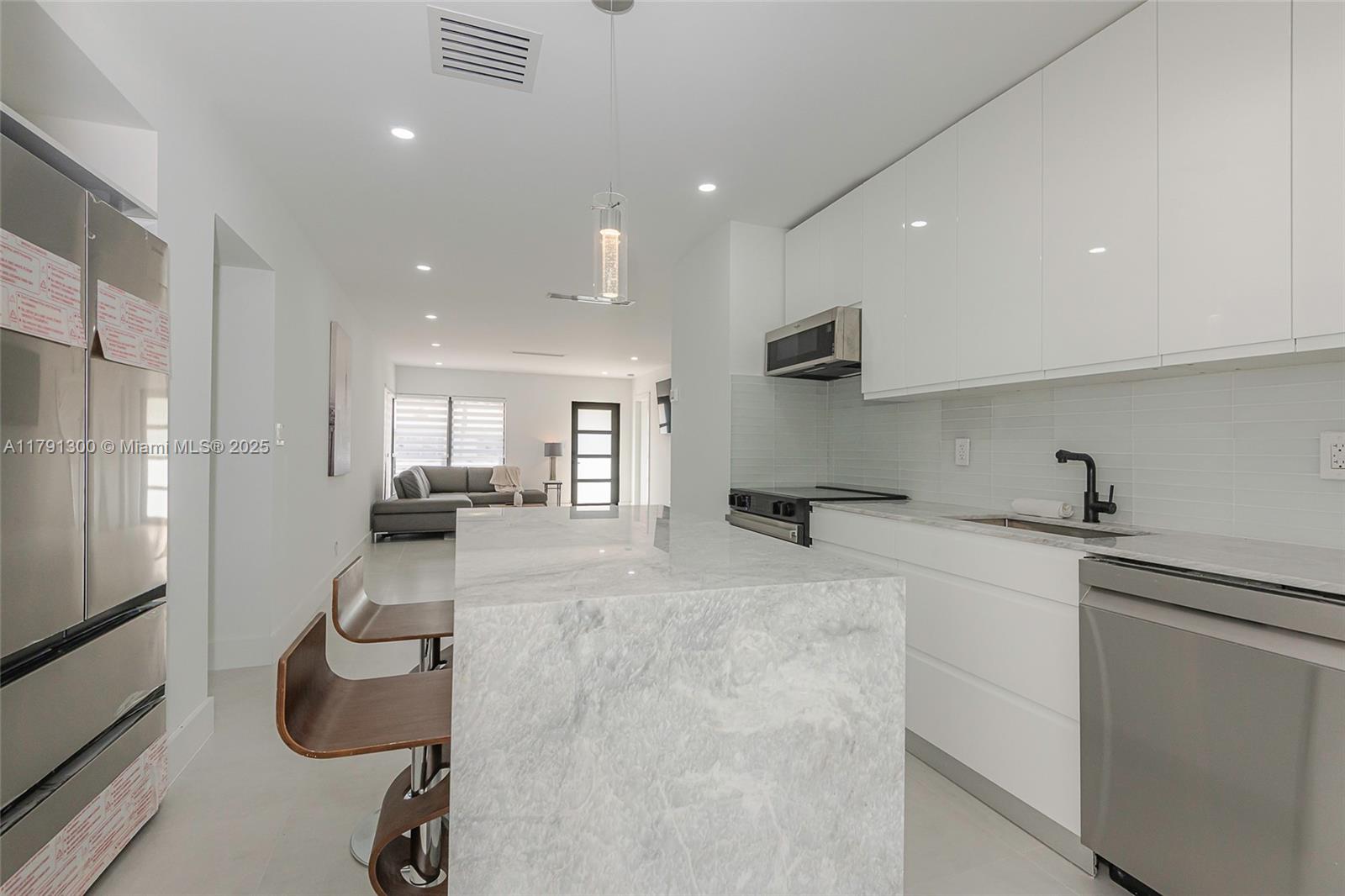 2005 SE 26th Ter Fort Lauderdale, FL 33316