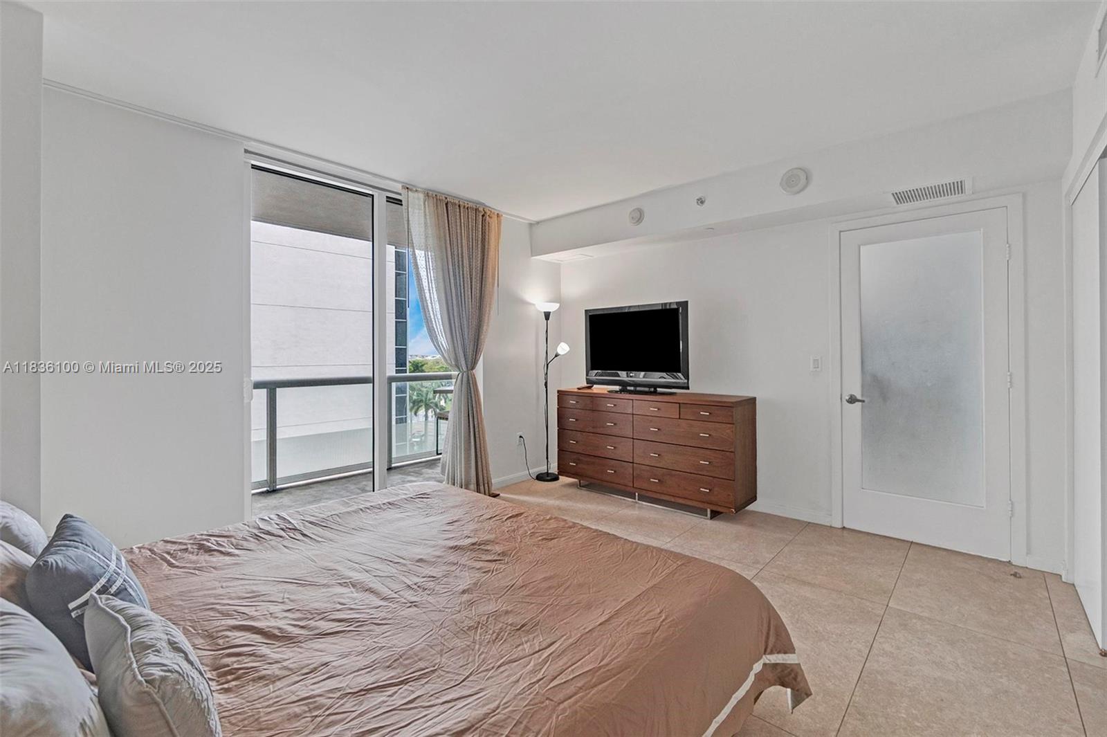 image 50 Biscayne Condo12