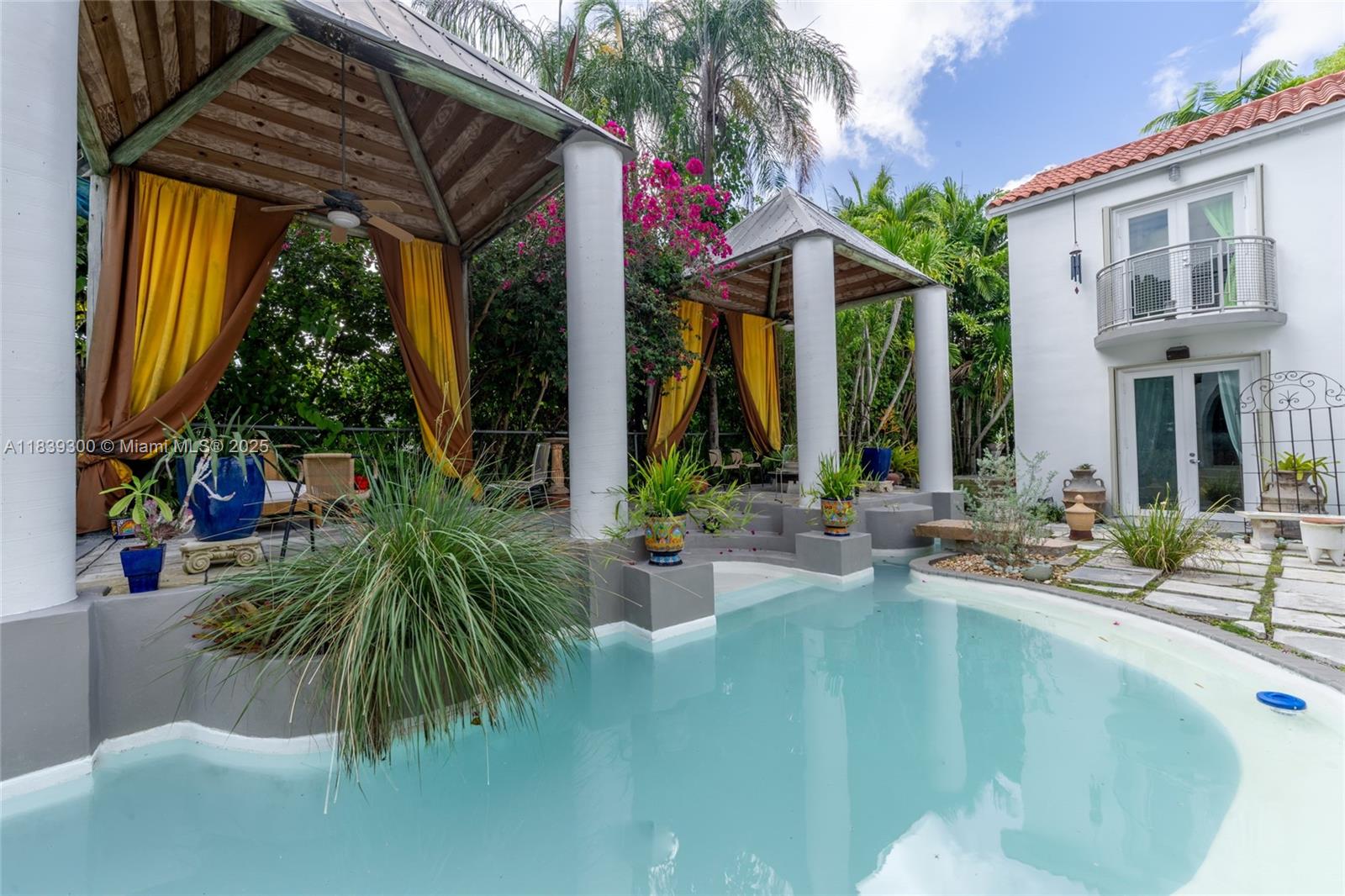 6867 SW 62nd Ter South Miami, FL 33143