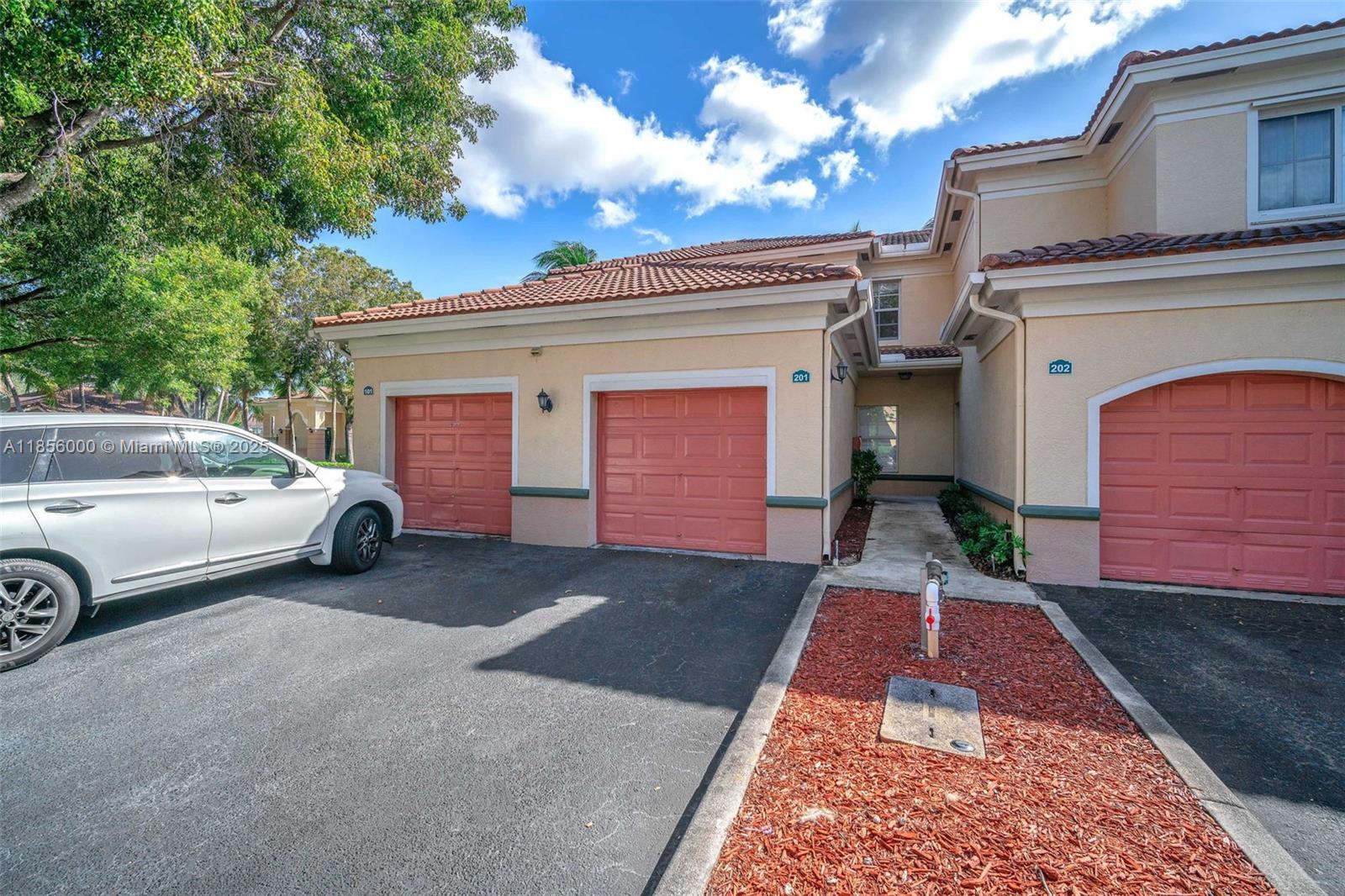 2532 Centergate Dr #201