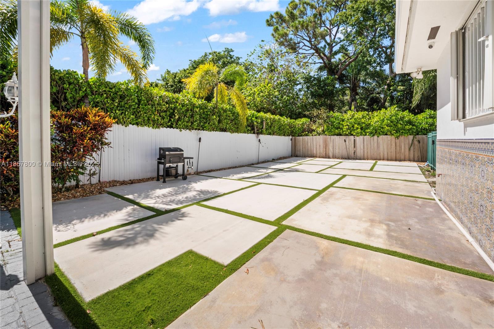 5750 SW 67th Ave Miami, FL 33143