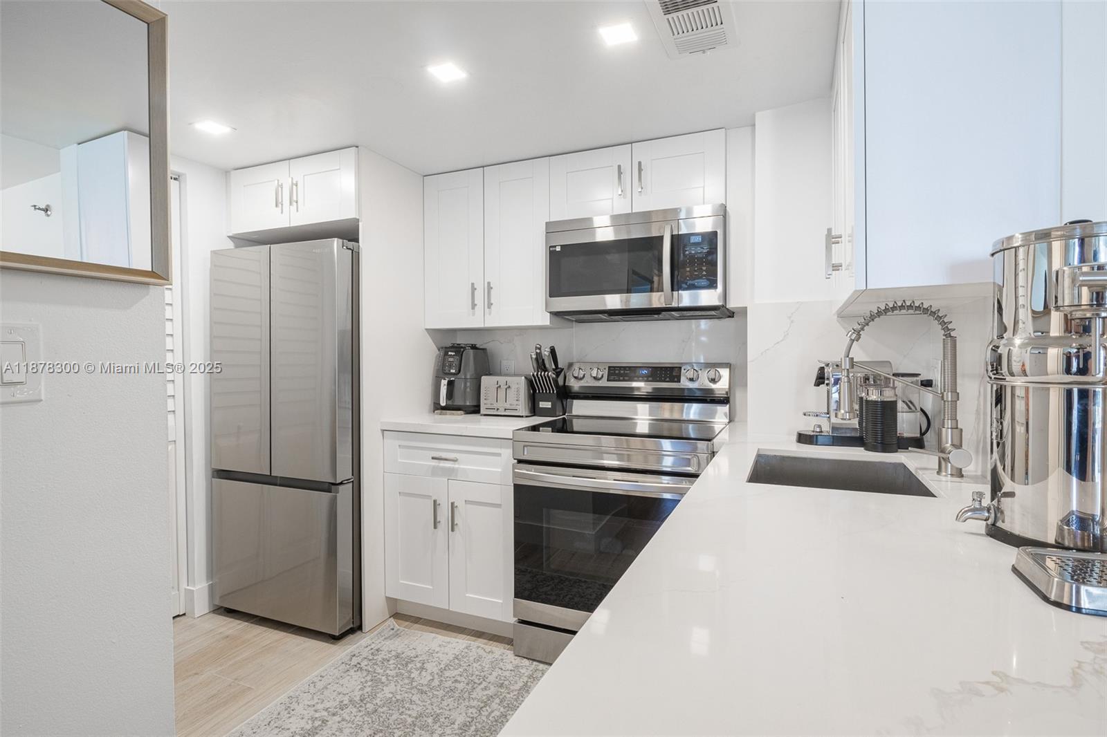 image Isola Condominium1