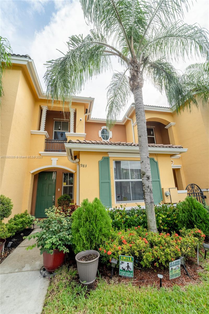 983 NE 42nd Pl