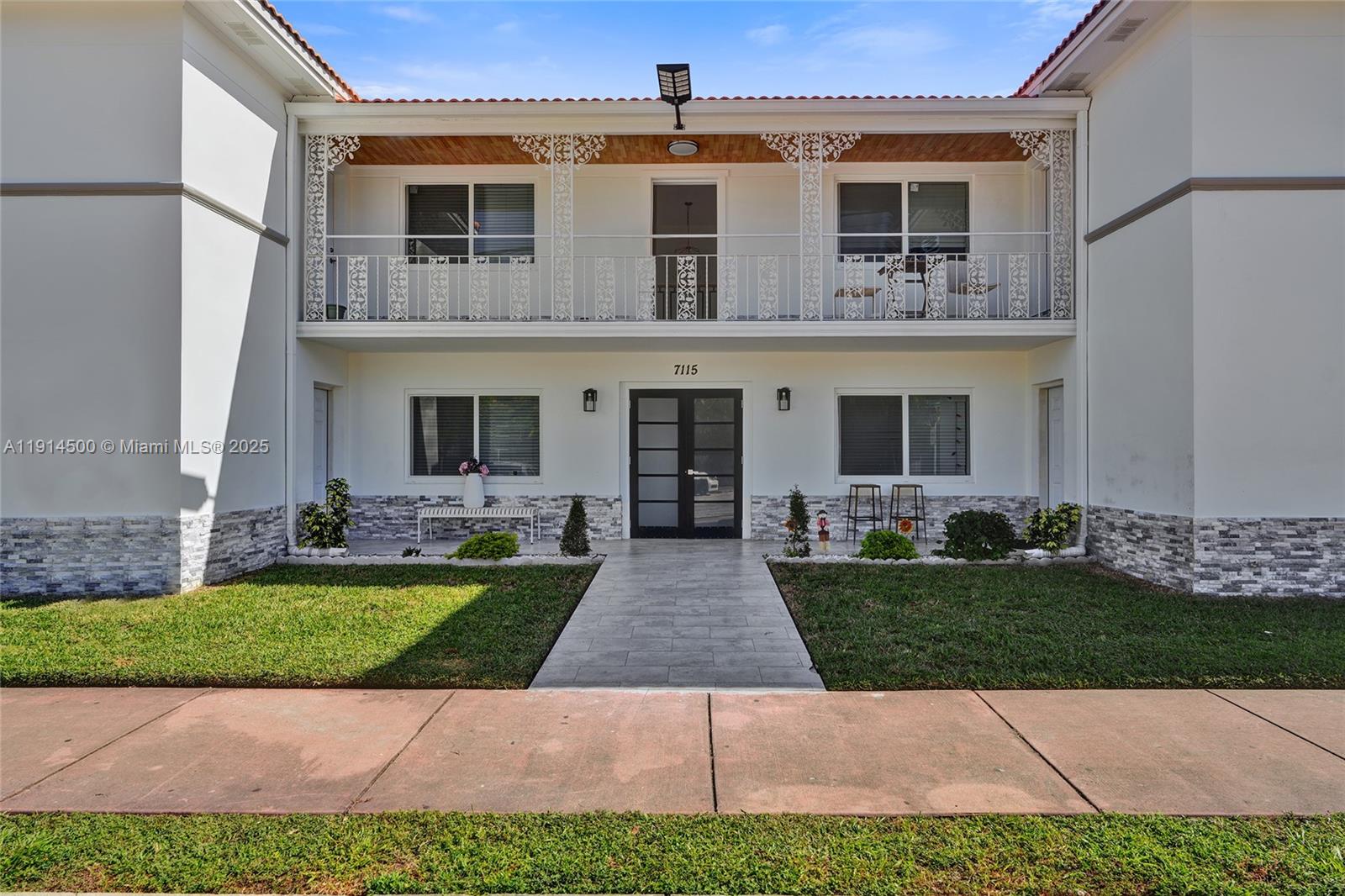 7115 Rue Granville #C