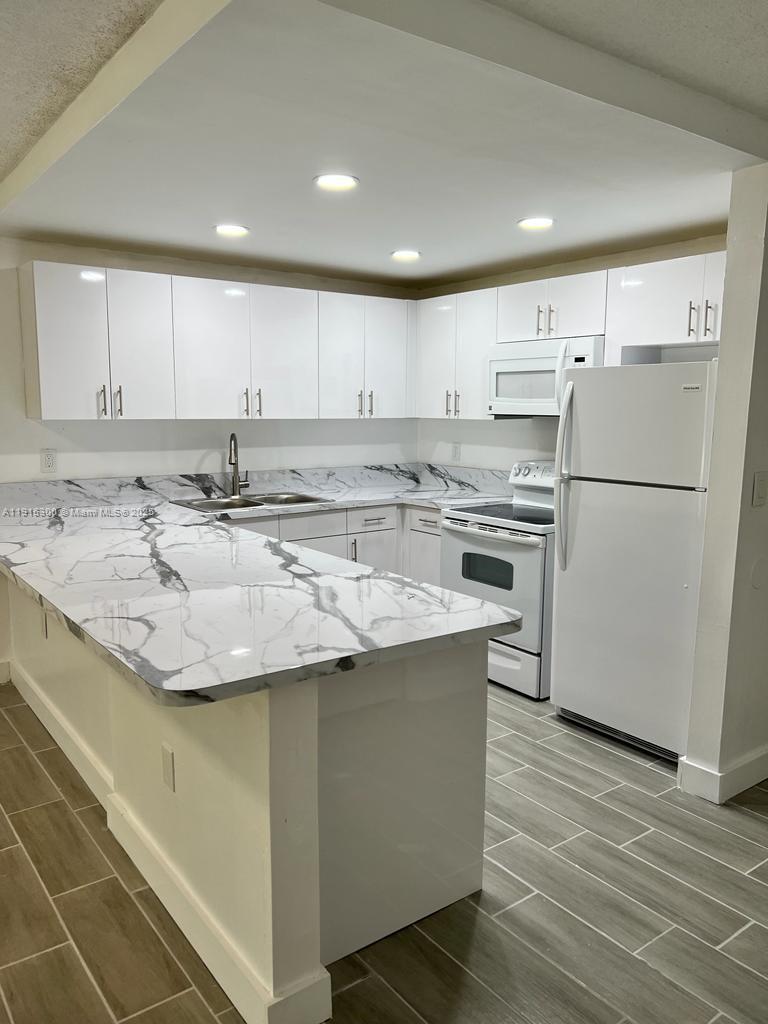 6940 Miami Gdns Dr #1-221 Hialeah, FL 33015