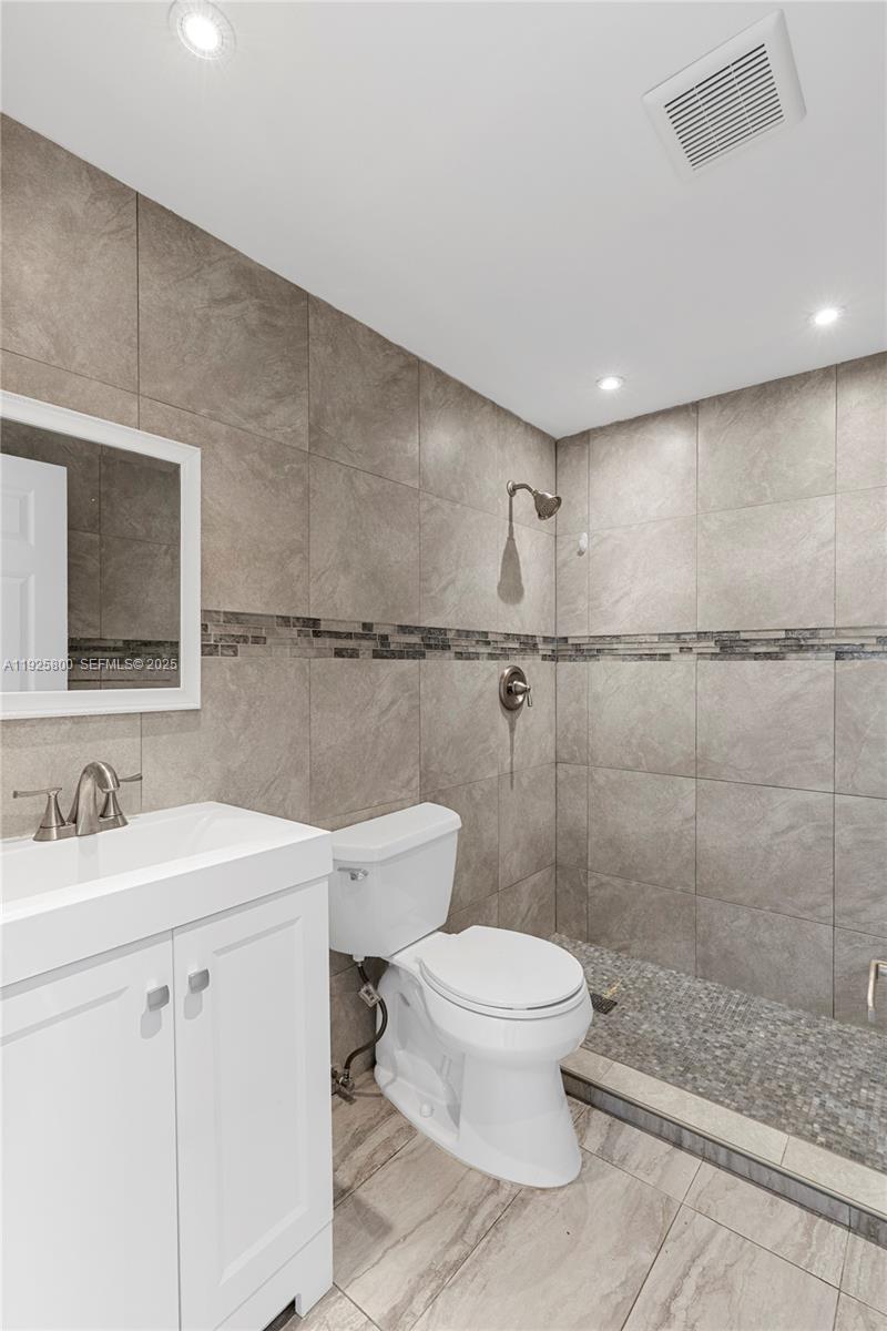 120 SW 96th Ter #204 Plantation, FL 33324