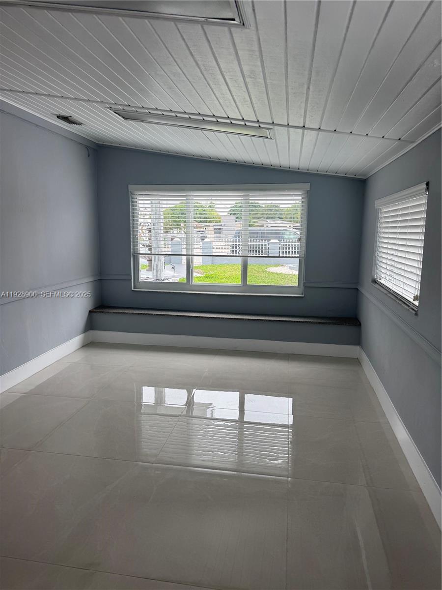 881 Hialeah Dr Hialeah, FL 33010