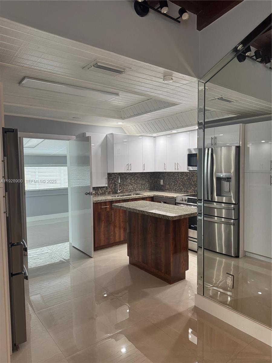 881 Hialeah Dr Hialeah, FL 33010