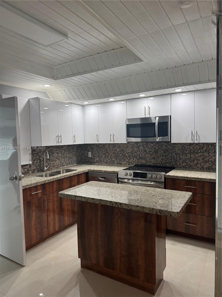 881 Hialeah Dr Hialeah, FL 33010