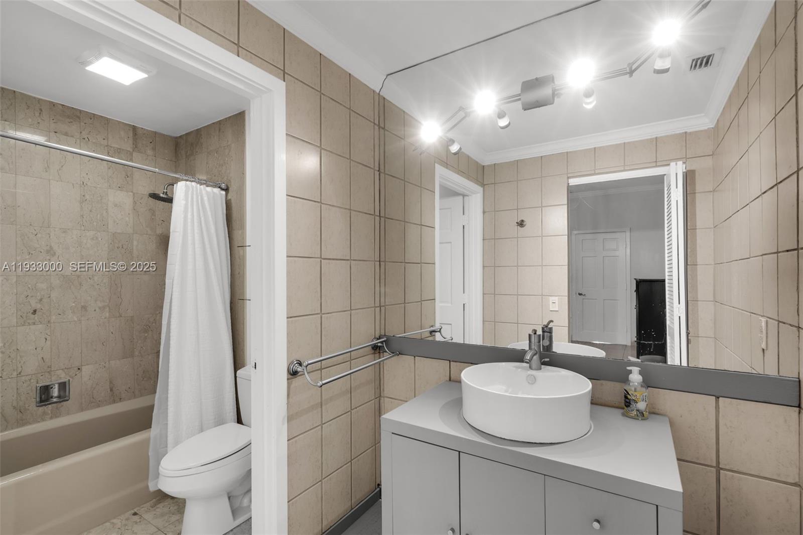 2124 Fisher Is Dr #2124 Miami Beach, FL 33109