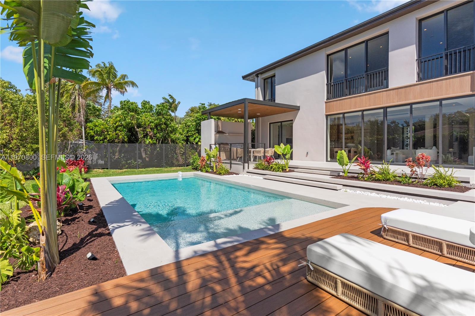 5854 SW 30th St Miami, FL 33155