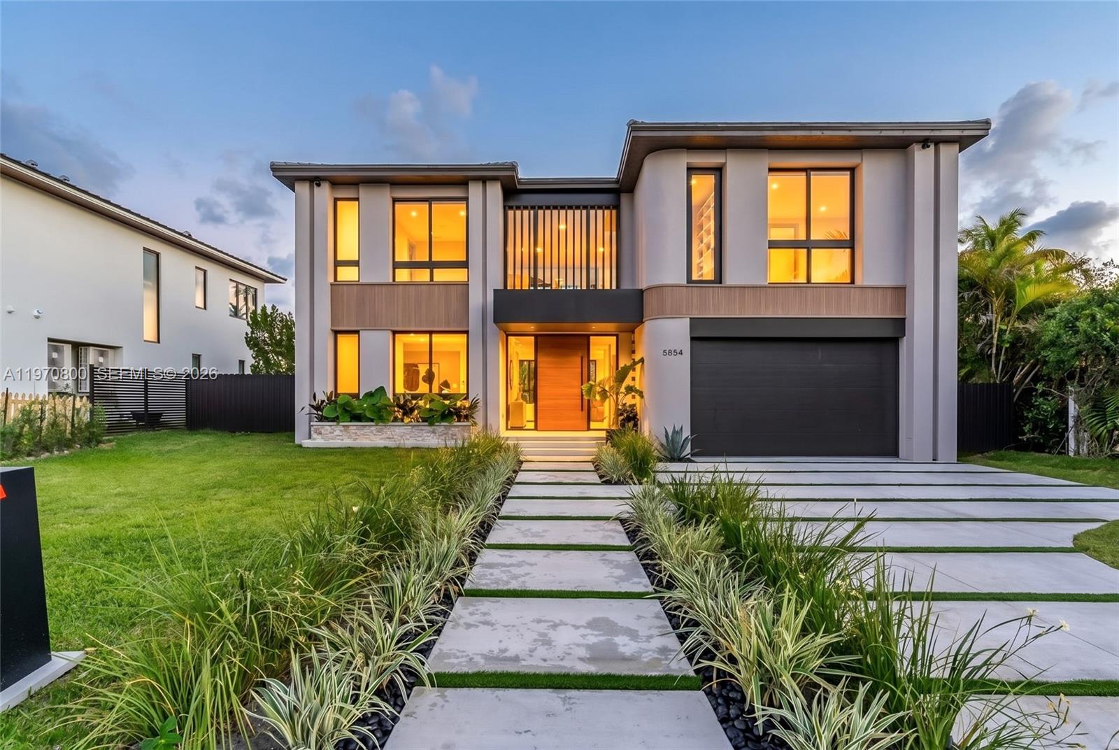 5854 SW 30th St Miami, FL 33155