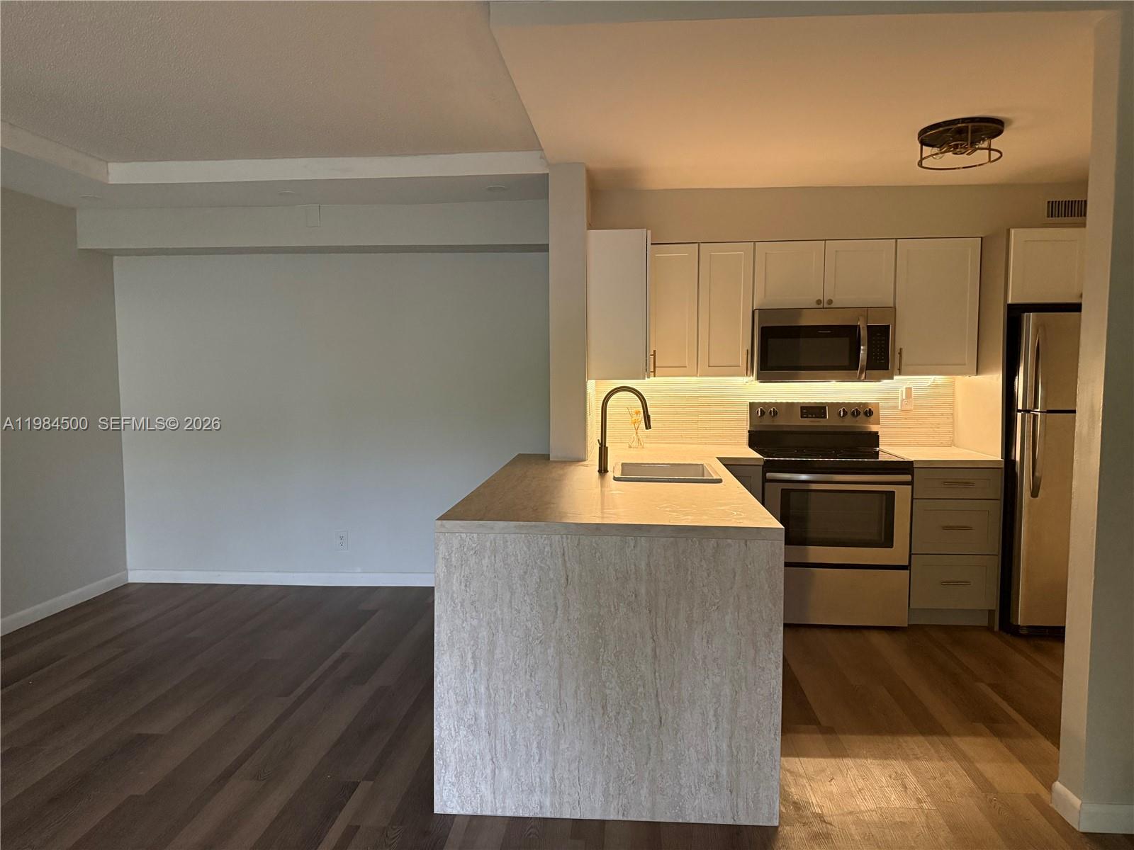 3001 N Oakland Frst Dr #104