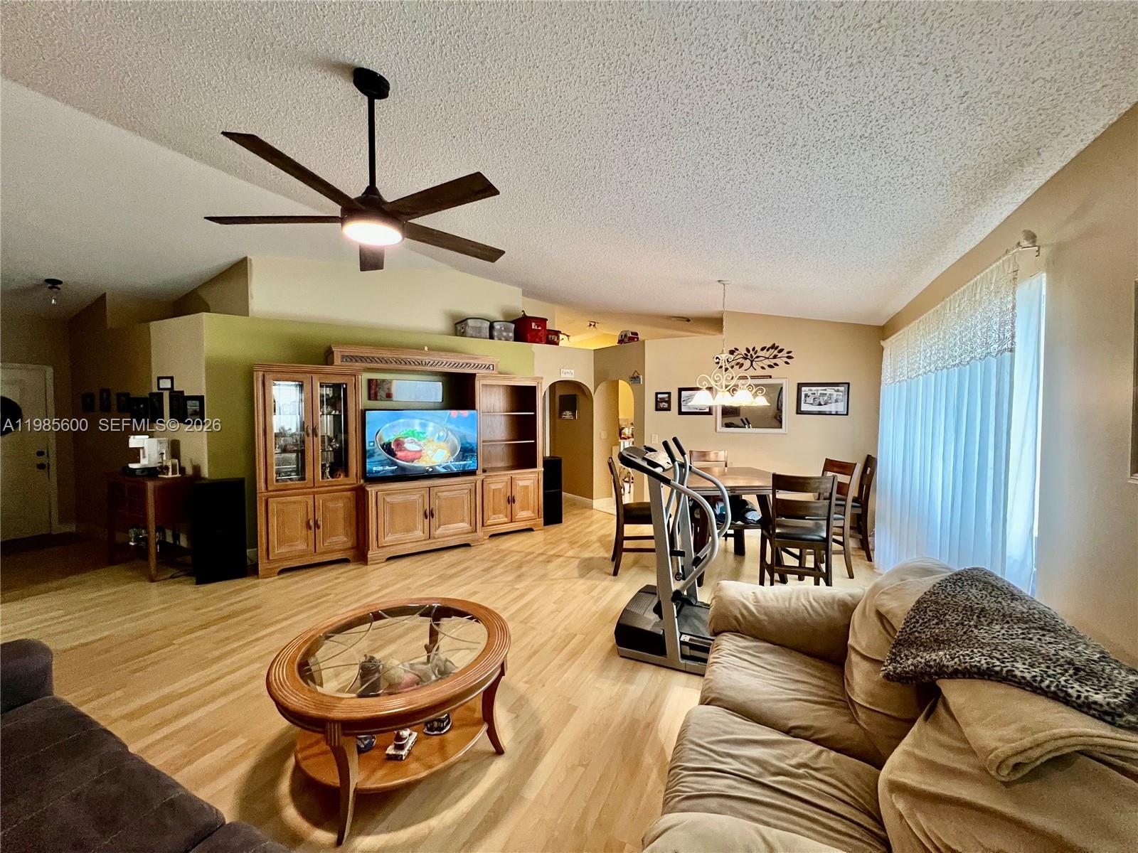 2102 NW 193rd Ave Pembroke Pines, FL 33029