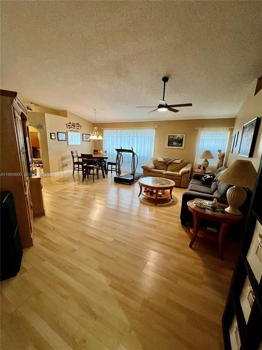 2102 NW 193rd Ave Pembroke Pines, FL 33029