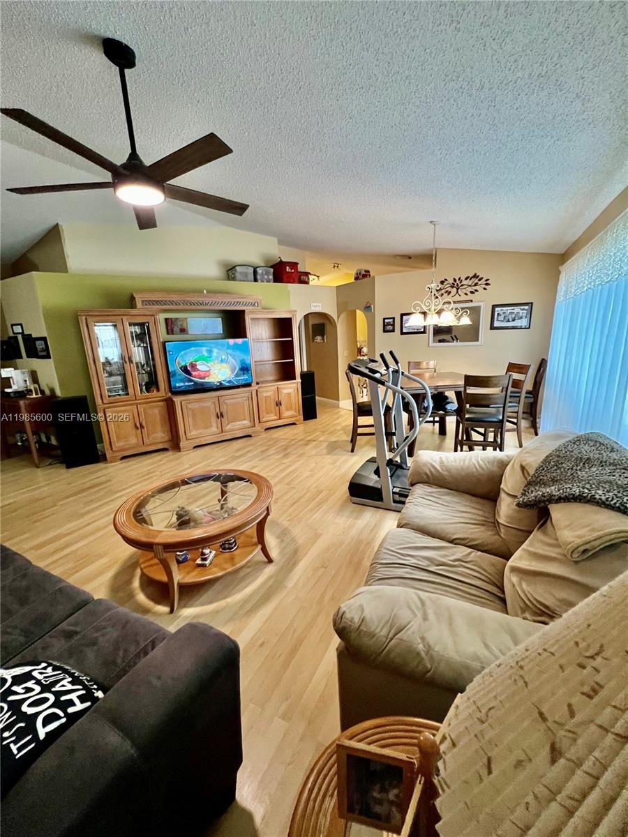 2102 NW 193rd Ave Pembroke Pines, FL 33029