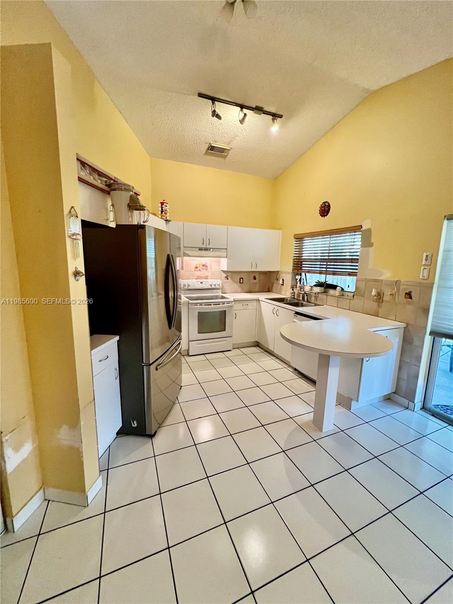 2102 NW 193rd Ave Pembroke Pines, FL 33029