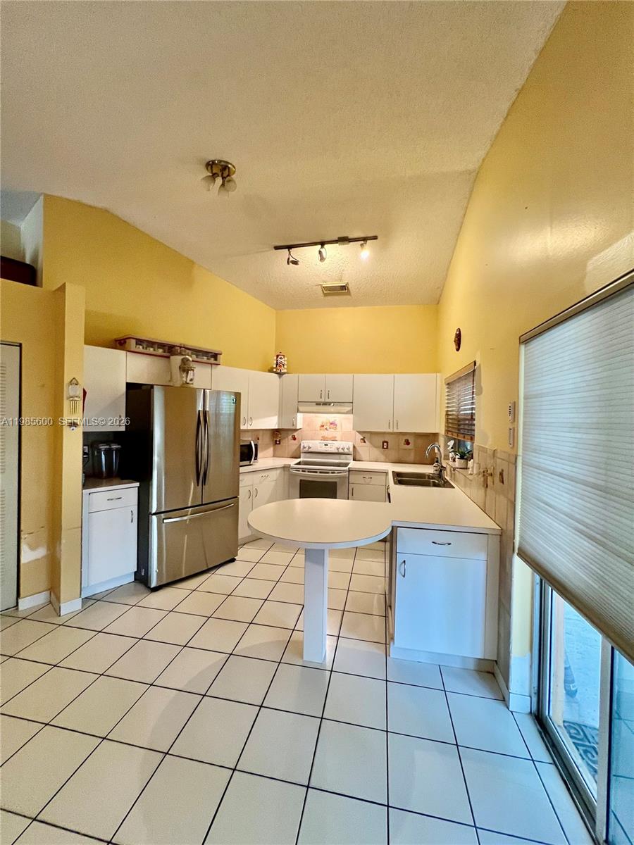 2102 NW 193rd Ave Pembroke Pines, FL 33029