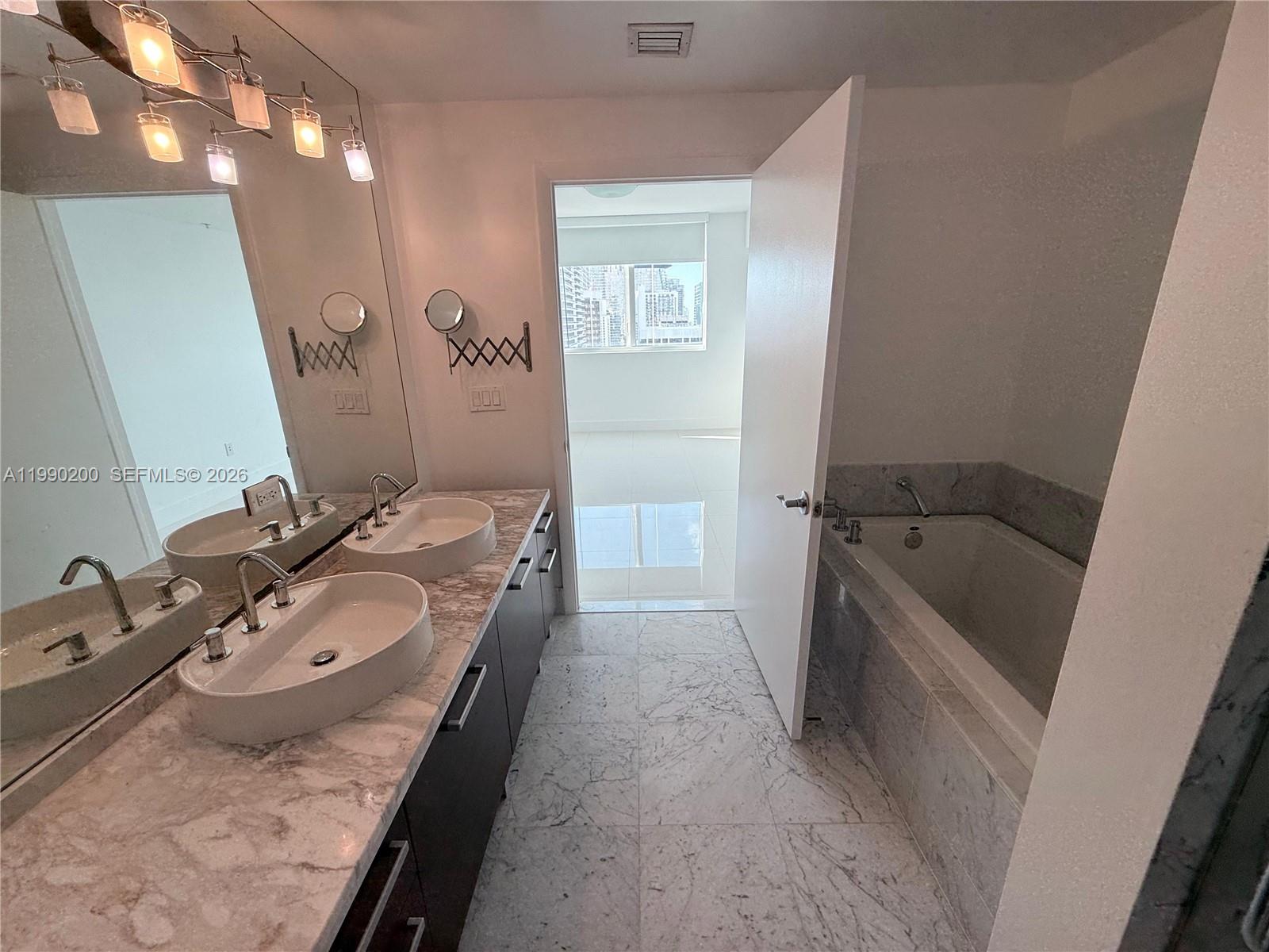 image Vizcayne North5