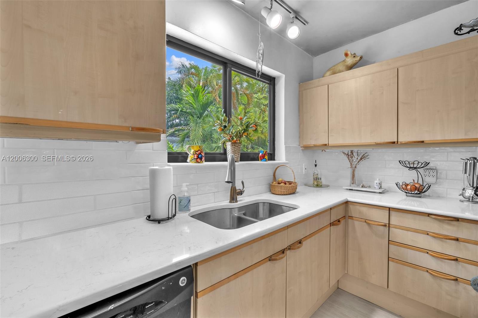 7701 Center Bay Dr North Bay Village, FL 33141
