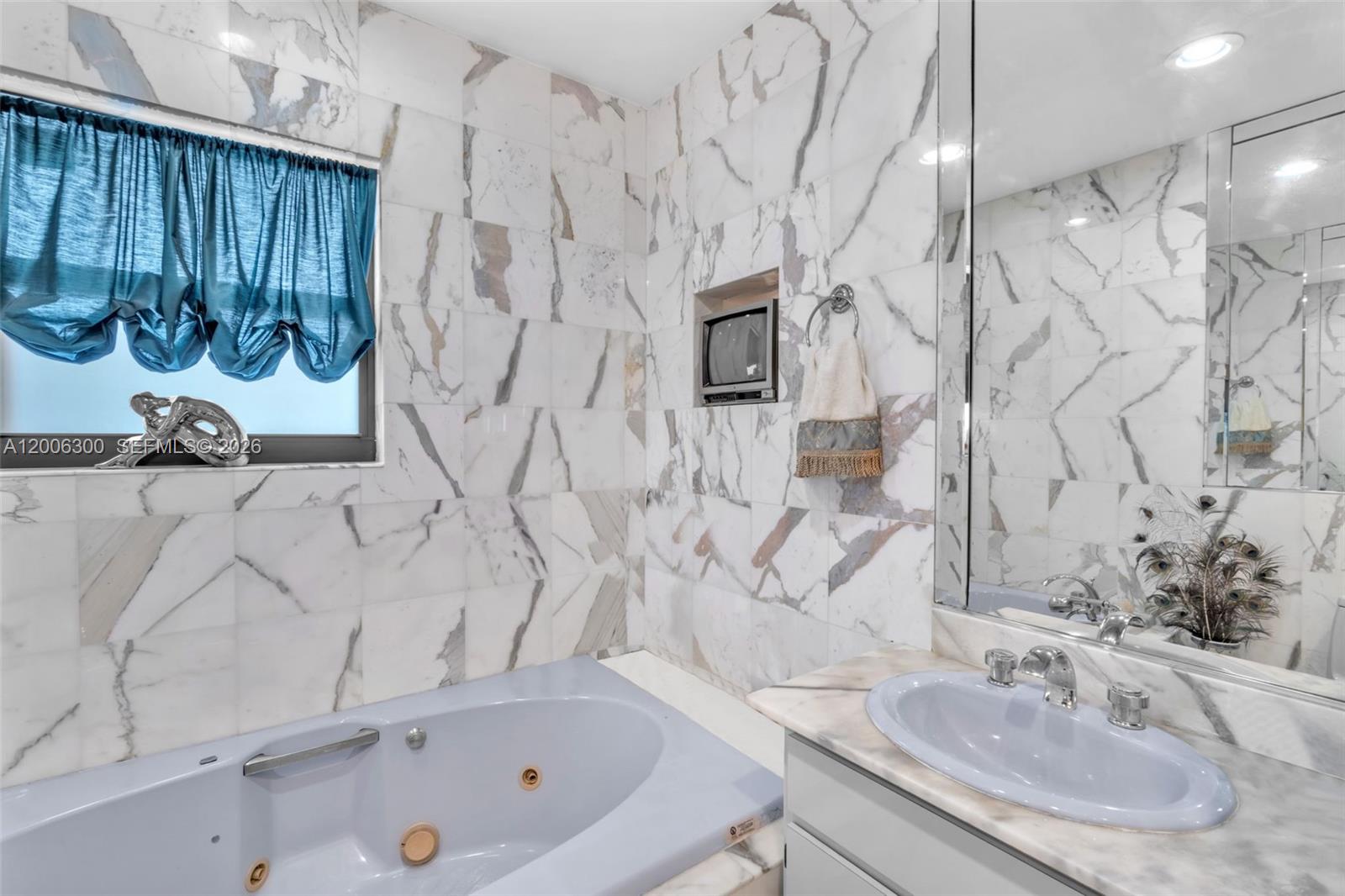 7701 Center Bay Dr North Bay Village, FL 33141