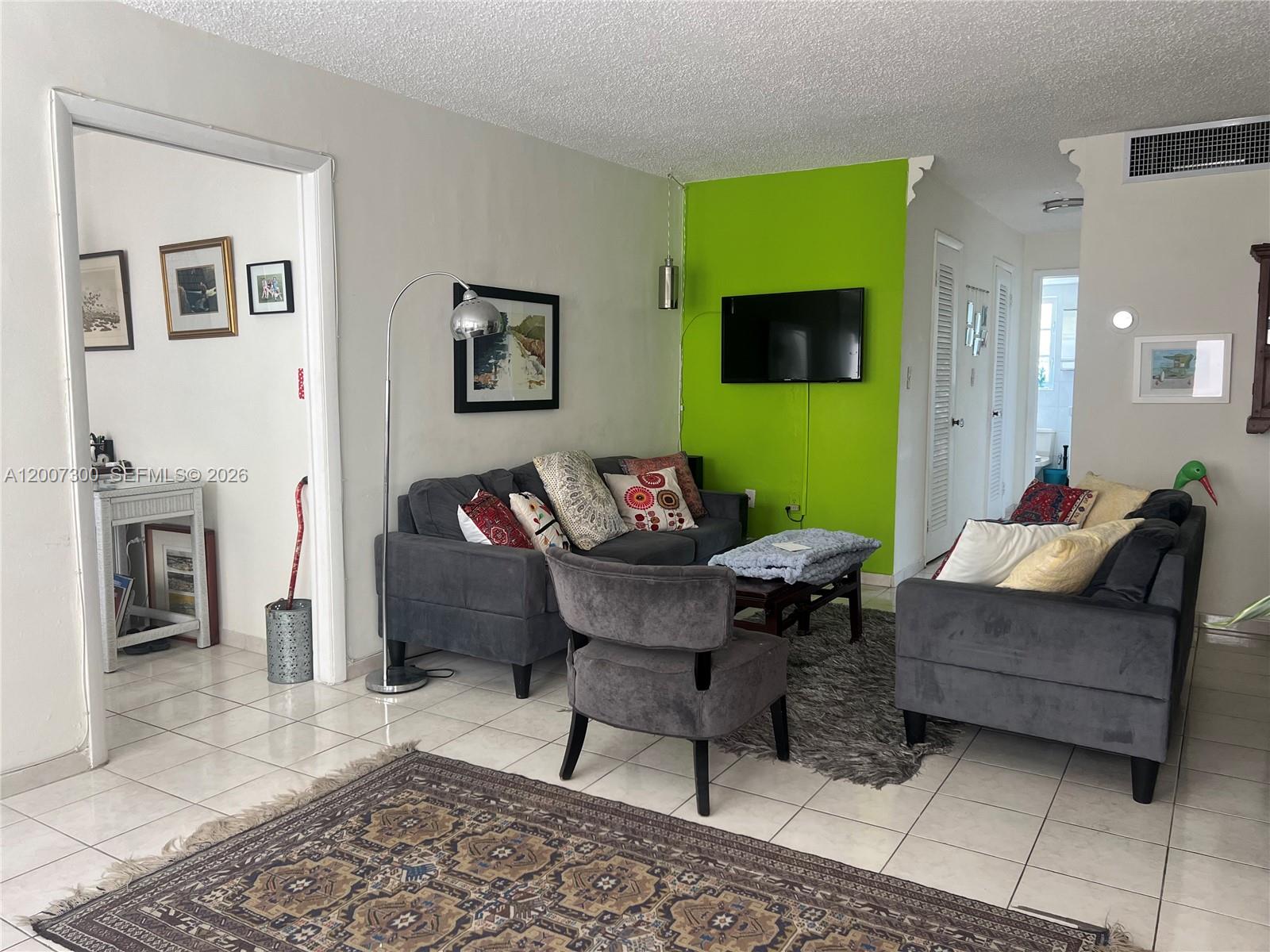 1820 James Ave #4E