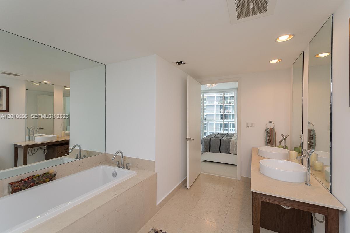 495 Brickell Ave #3710 Miami, FL 33131