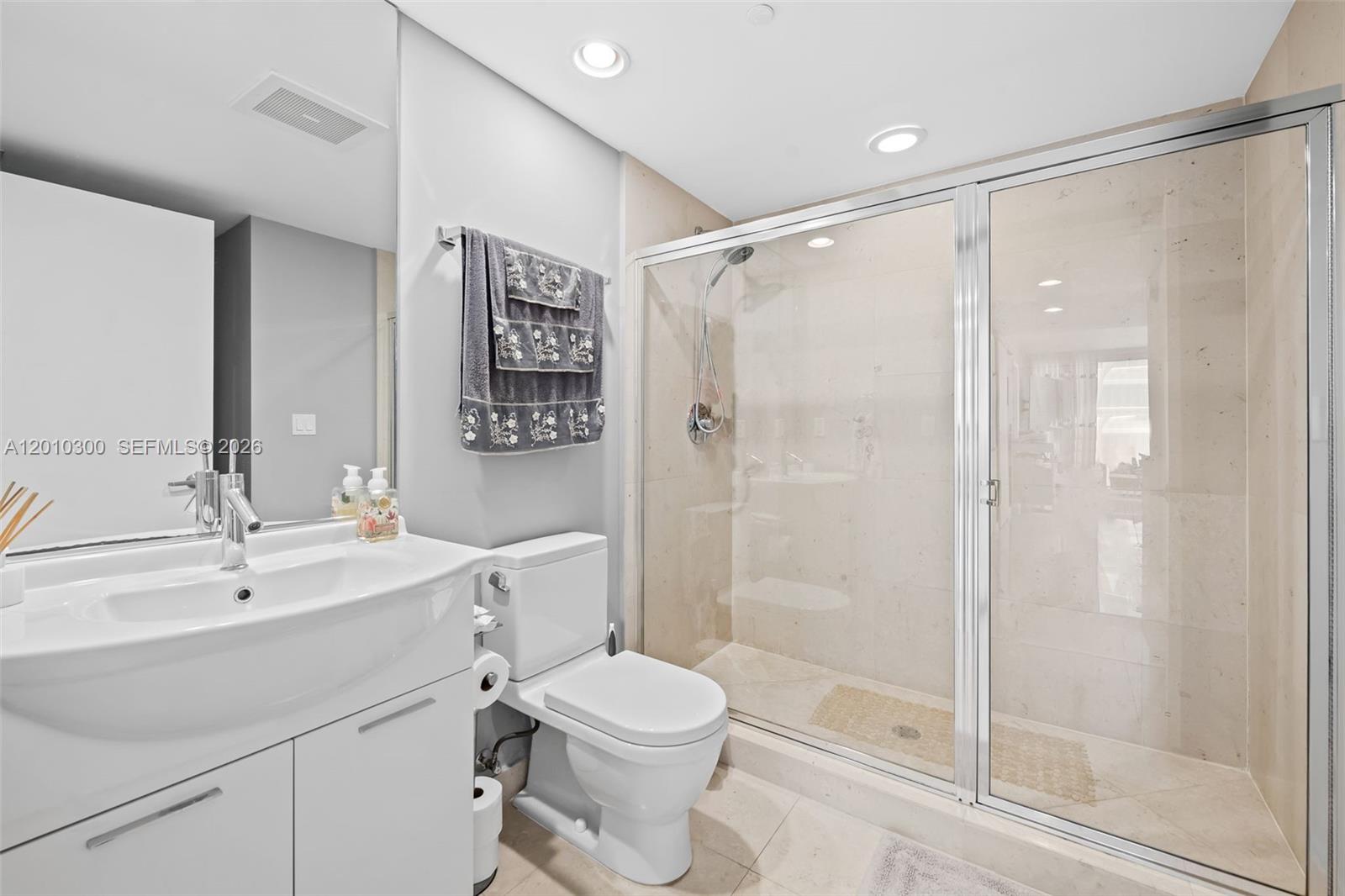 495 Brickell Ave #3710 Miami, FL 33131