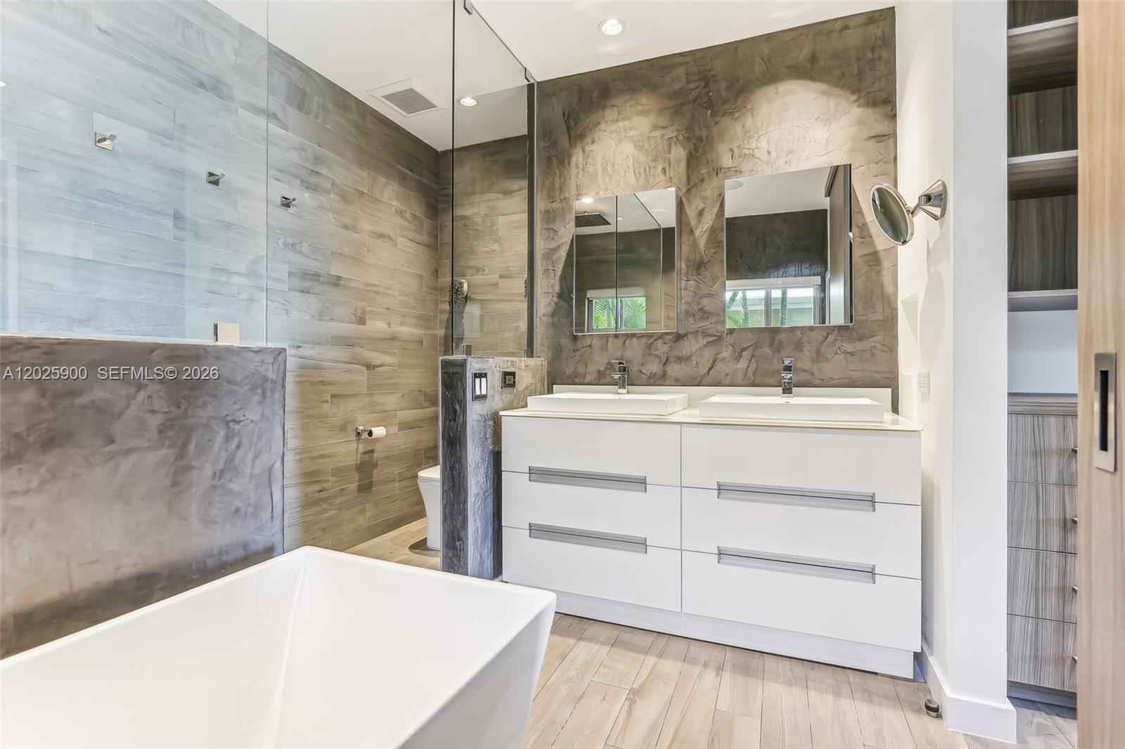 1231 Stillwater Dr Miami Beach, FL 33141