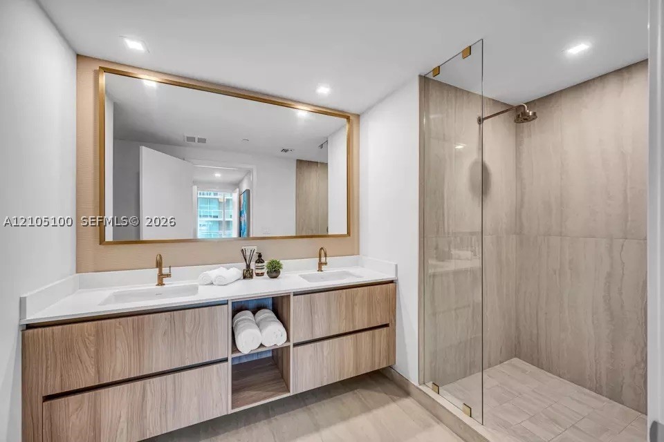 77 SE 5th St #2011 Miami, FL 33131