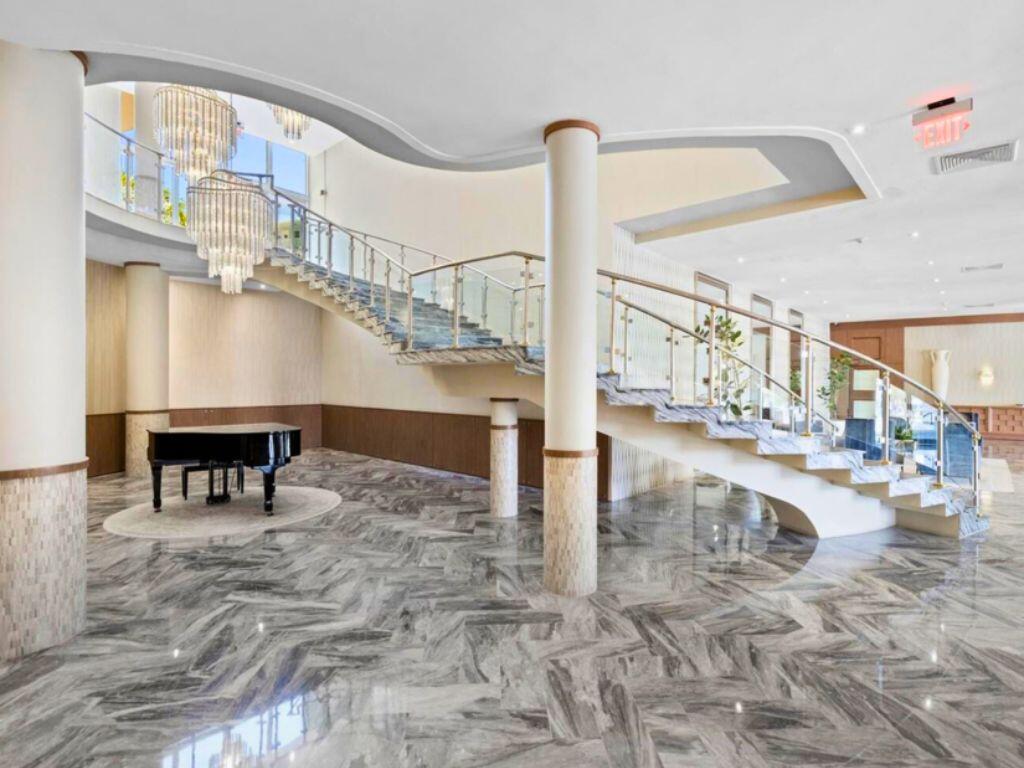 5401 Collins #1516 Miami Beach, FL 33140