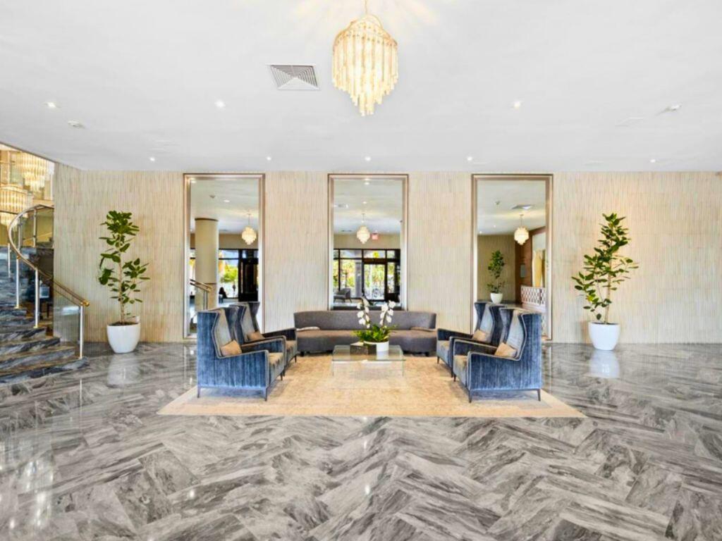 5401 Collins #1516 Miami Beach, FL 33140