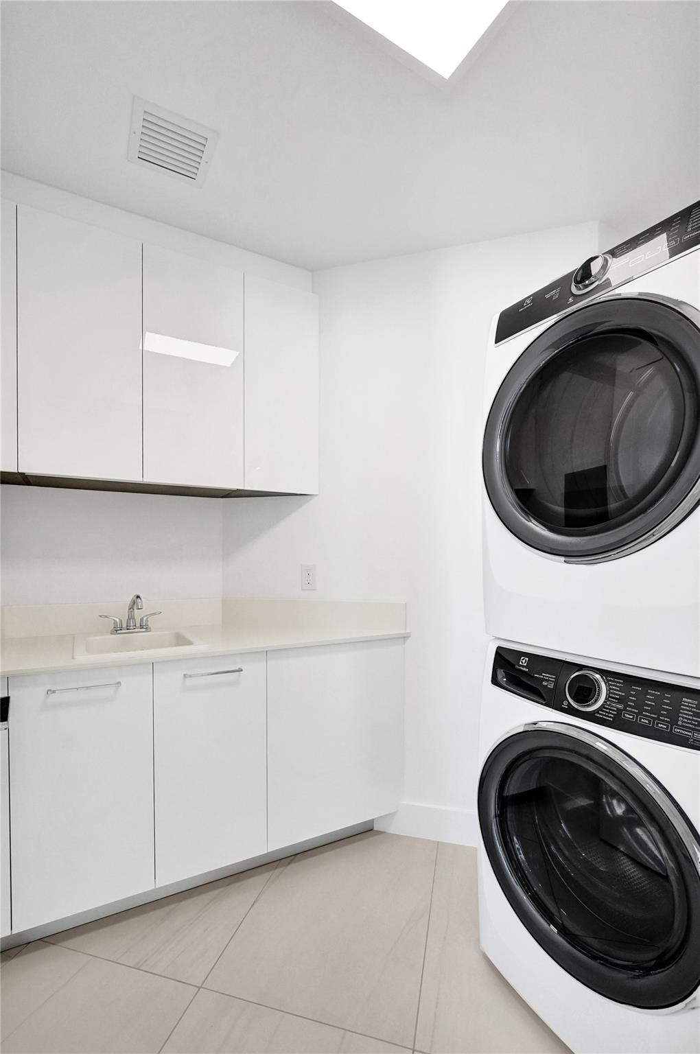 153 N Seabreeze #1204 Fort Lauderdale, FL 33304