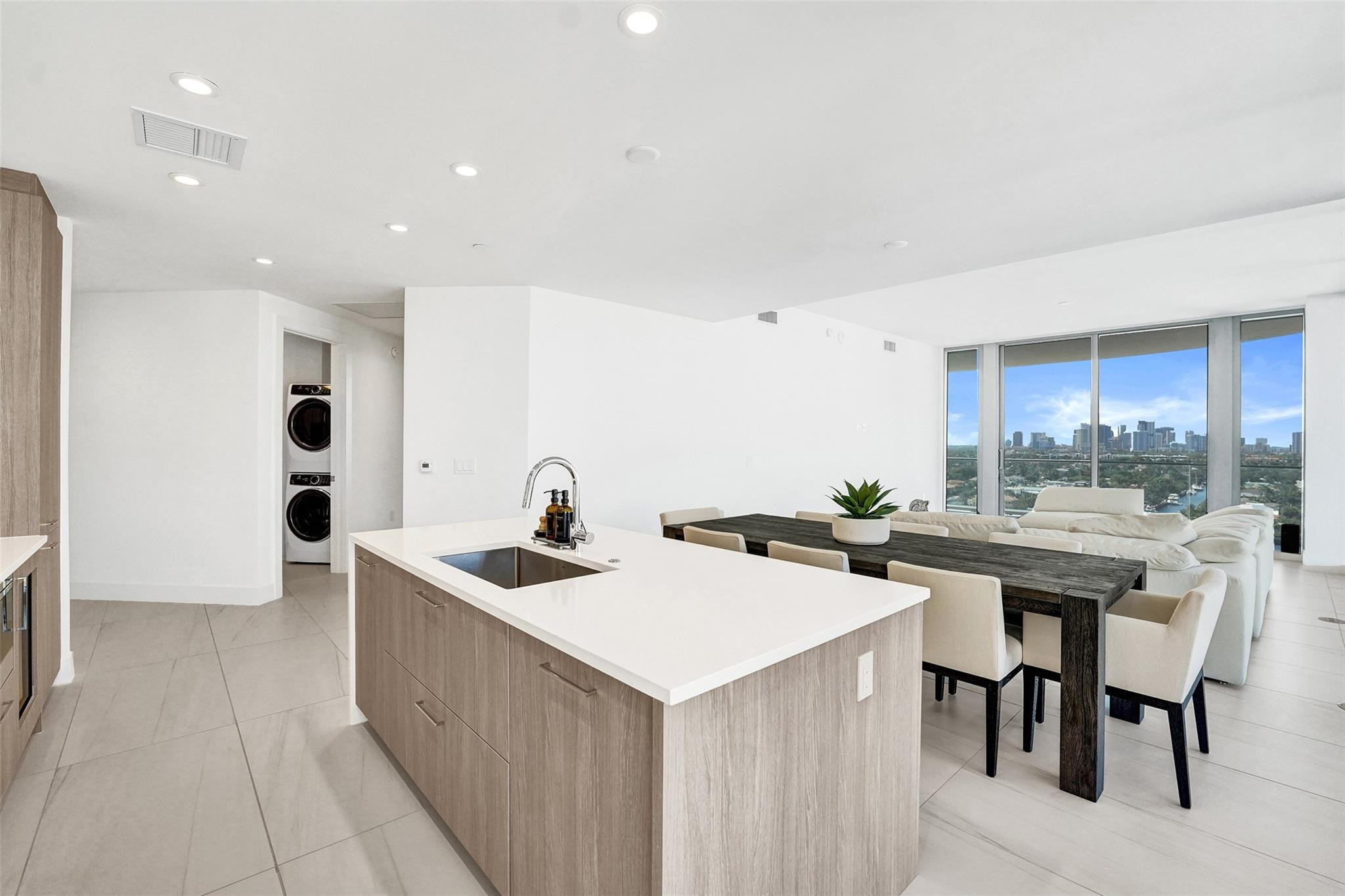 153 N Seabreeze #1204 Fort Lauderdale, FL 33304