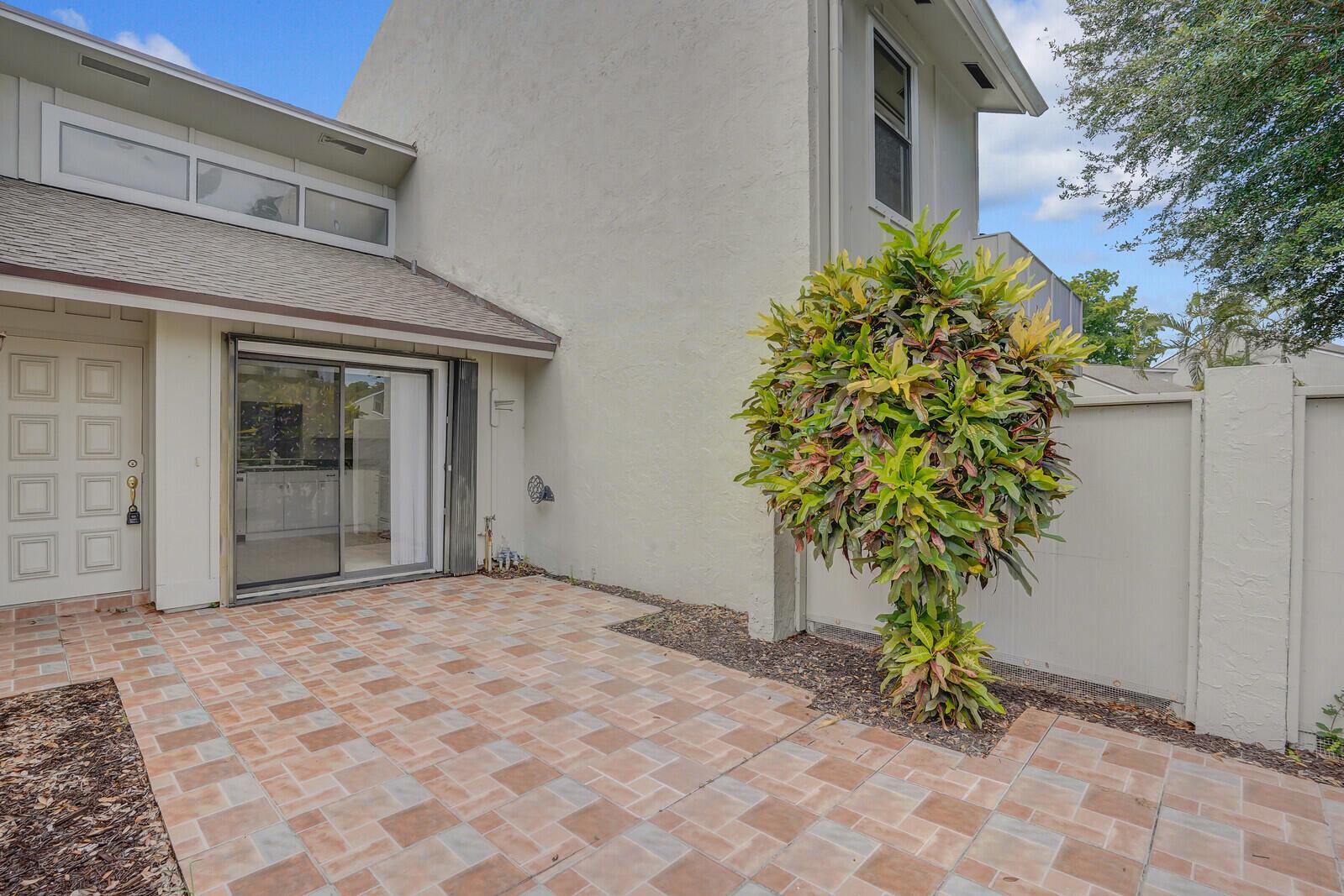 12712 Spinnaker Ln