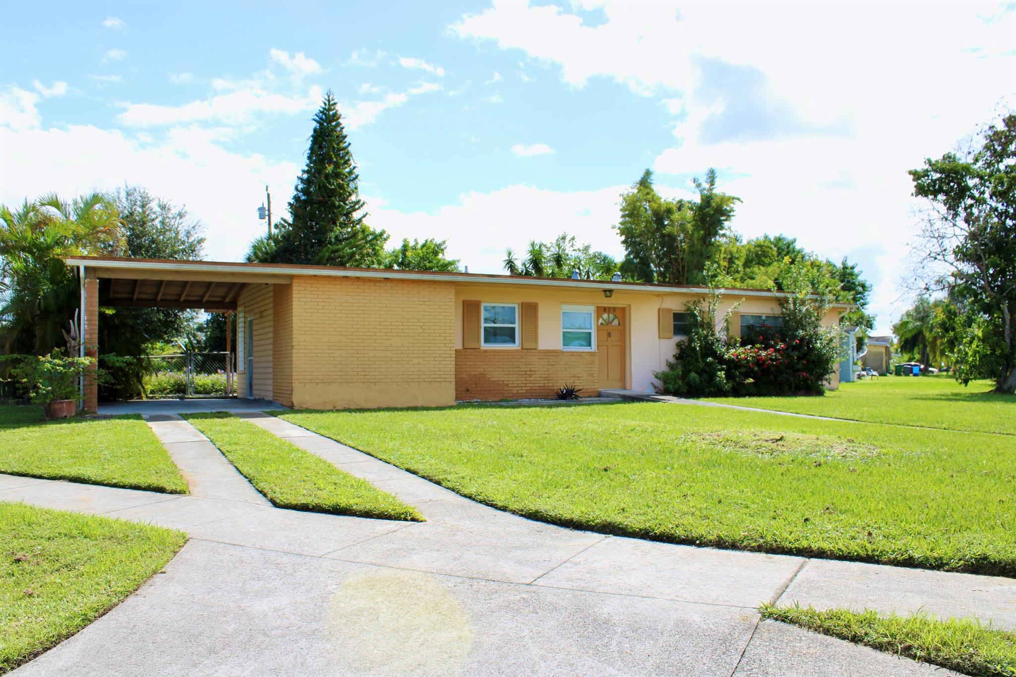 305 SE Airoso Blvd