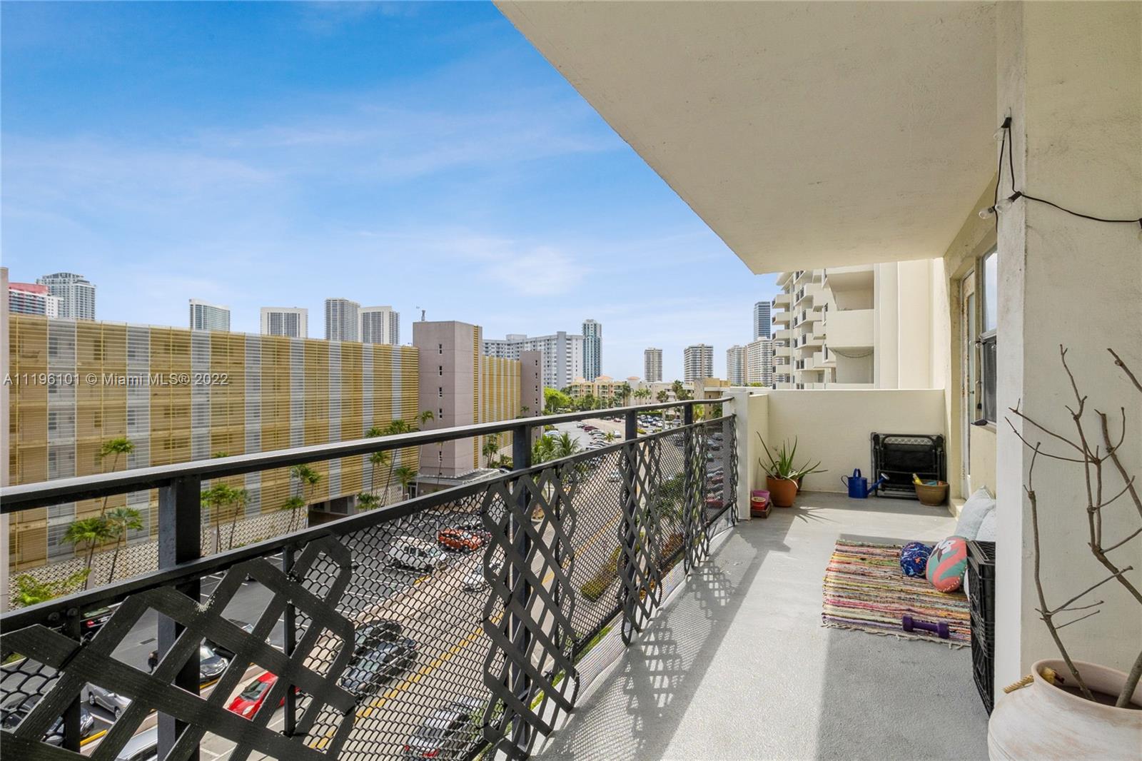 401 Golden Isle Dr #613