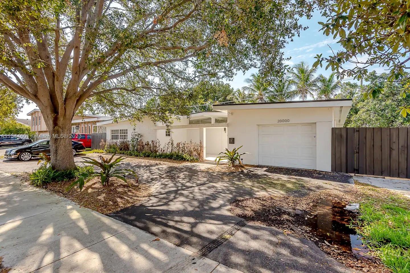 20000 Highland Lks Blvd,Miami, FL 33179