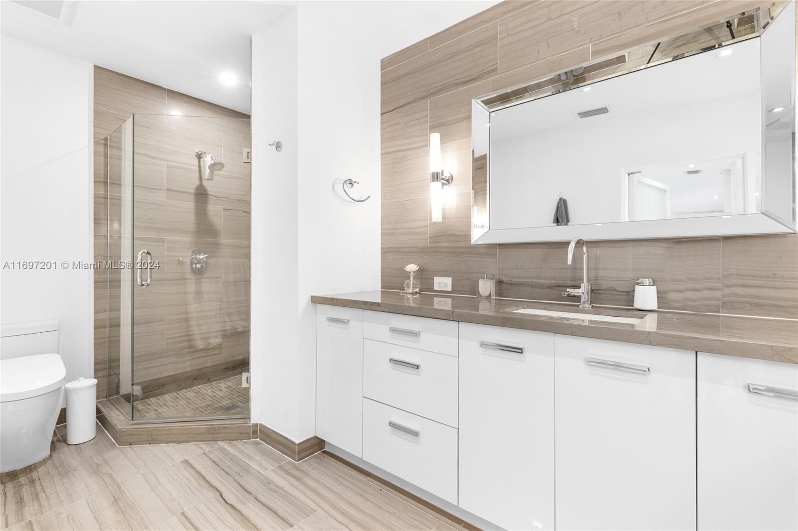 6420 Pinetree Dr Cir Miami Beach, FL 33141