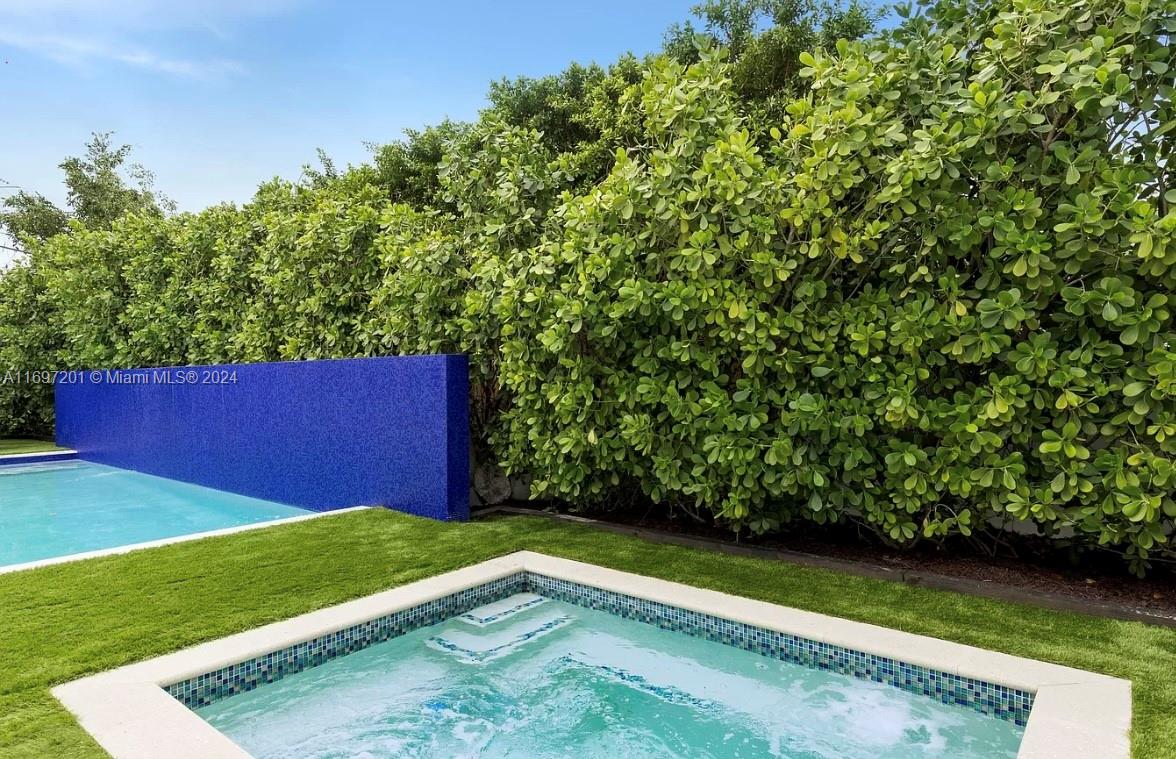 6420 Pinetree Dr Cir Miami Beach, FL 33141