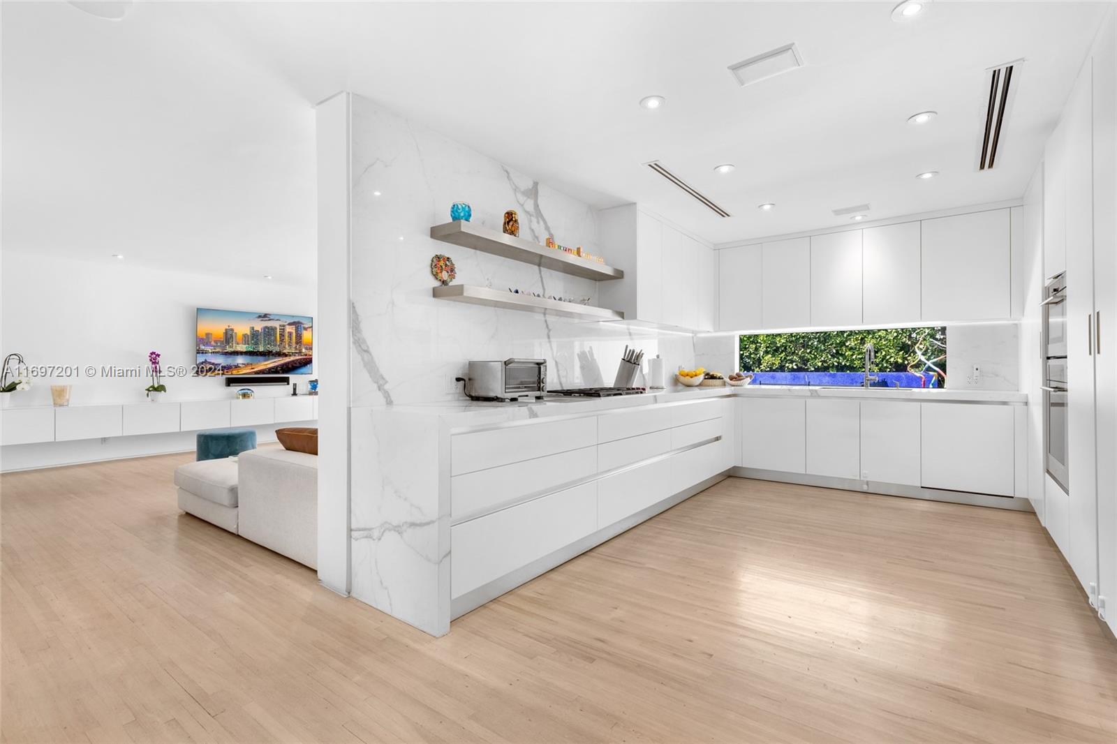 6420 Pinetree Dr Cir Miami Beach, FL 33141