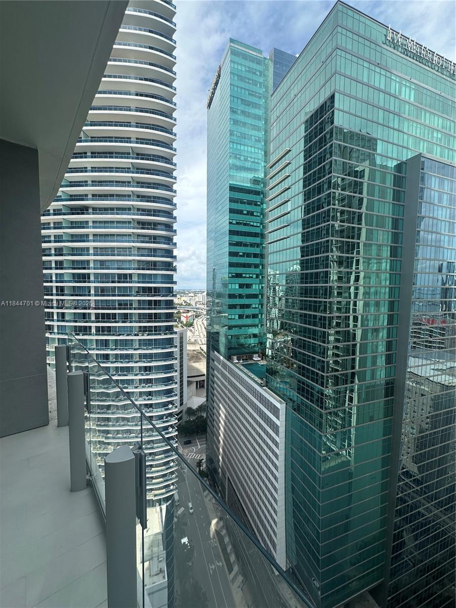 image Aston Martin Residences21