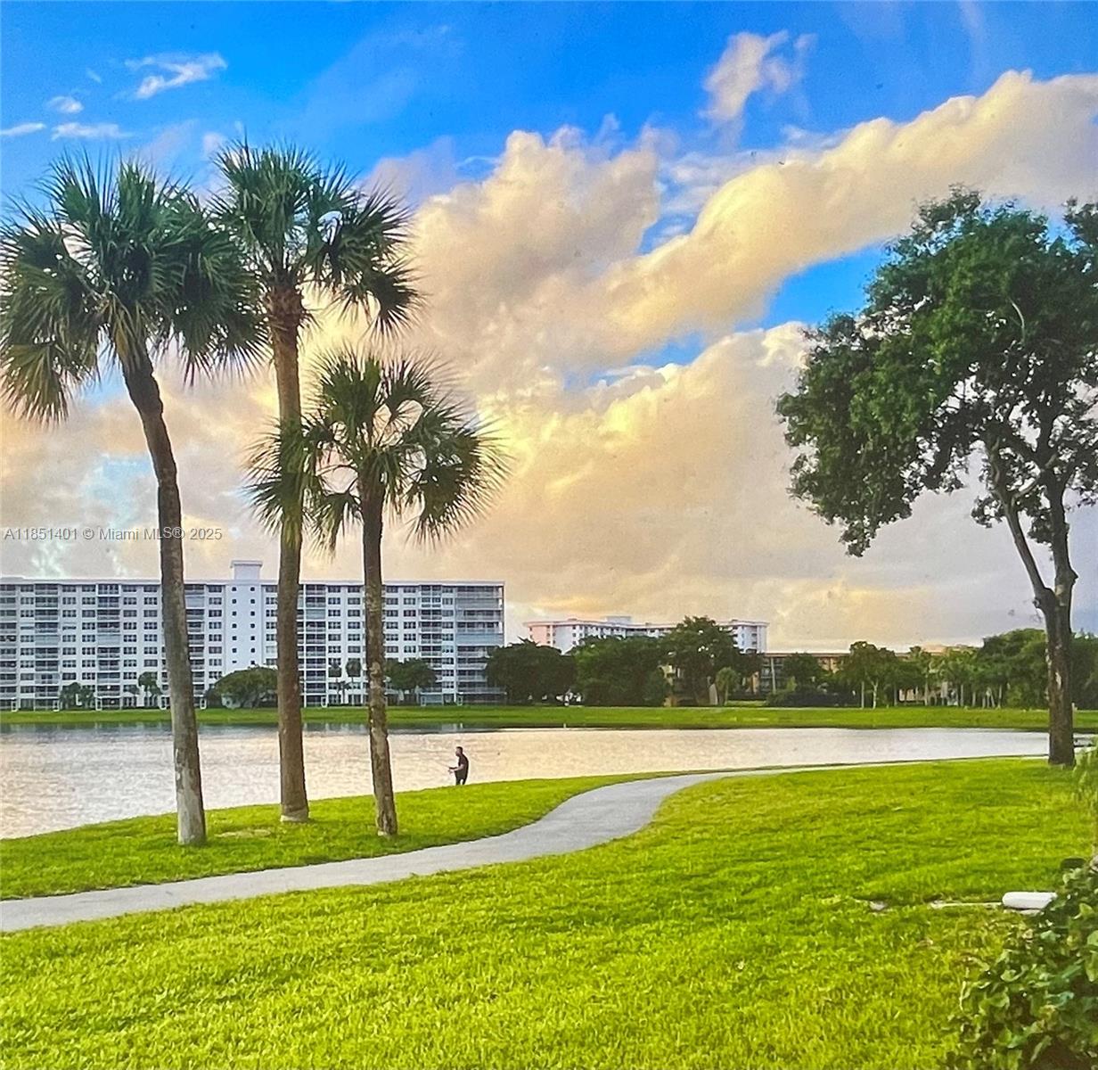 2801 N Palm Aire Dr #404