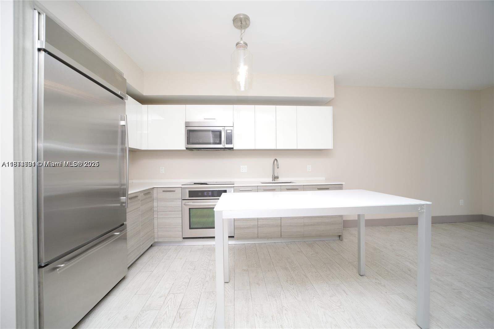 1300 Brickell Bay Dr #1006