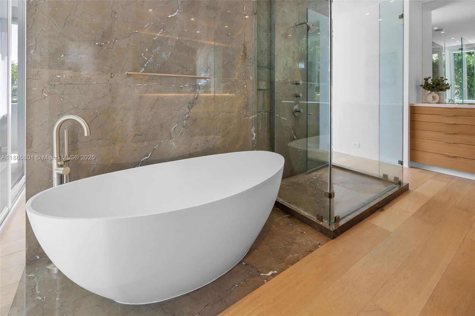 4433 N Bay Rd Miami Beach, FL 33140