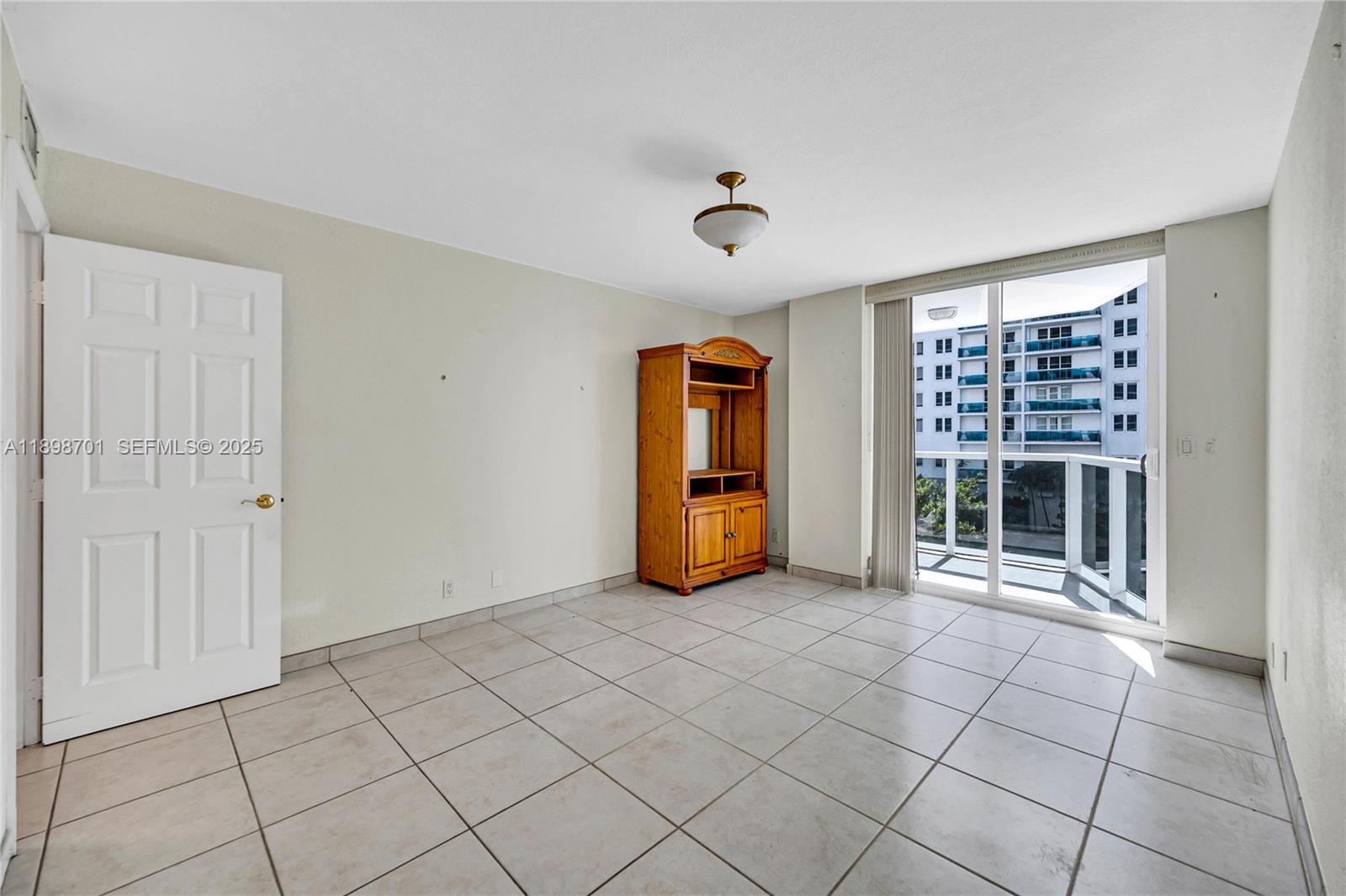 2401 Collins Ave #507 Miami Beach, FL 33140