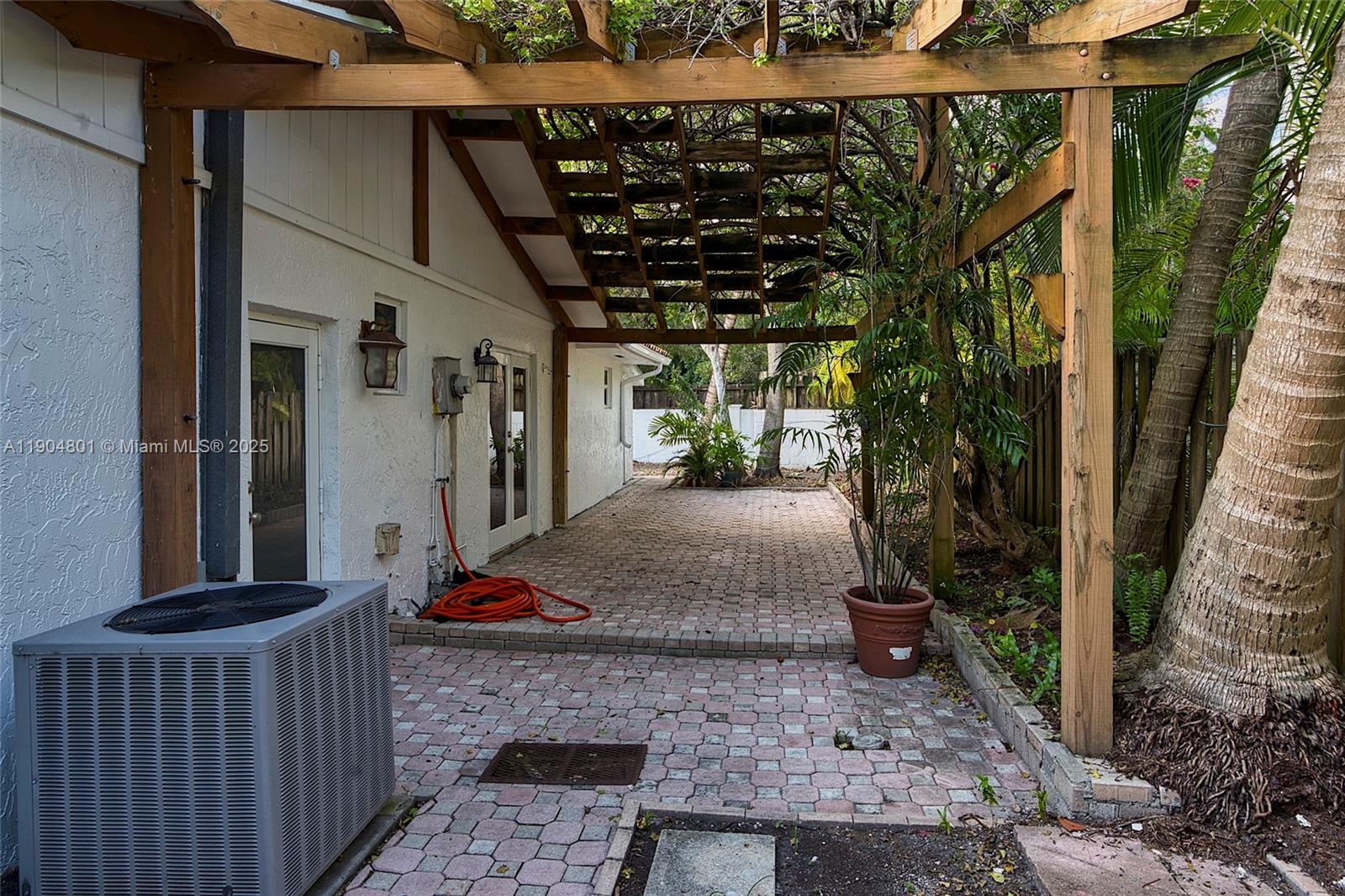 5961 SW 56th Ter South Miami, FL 33143