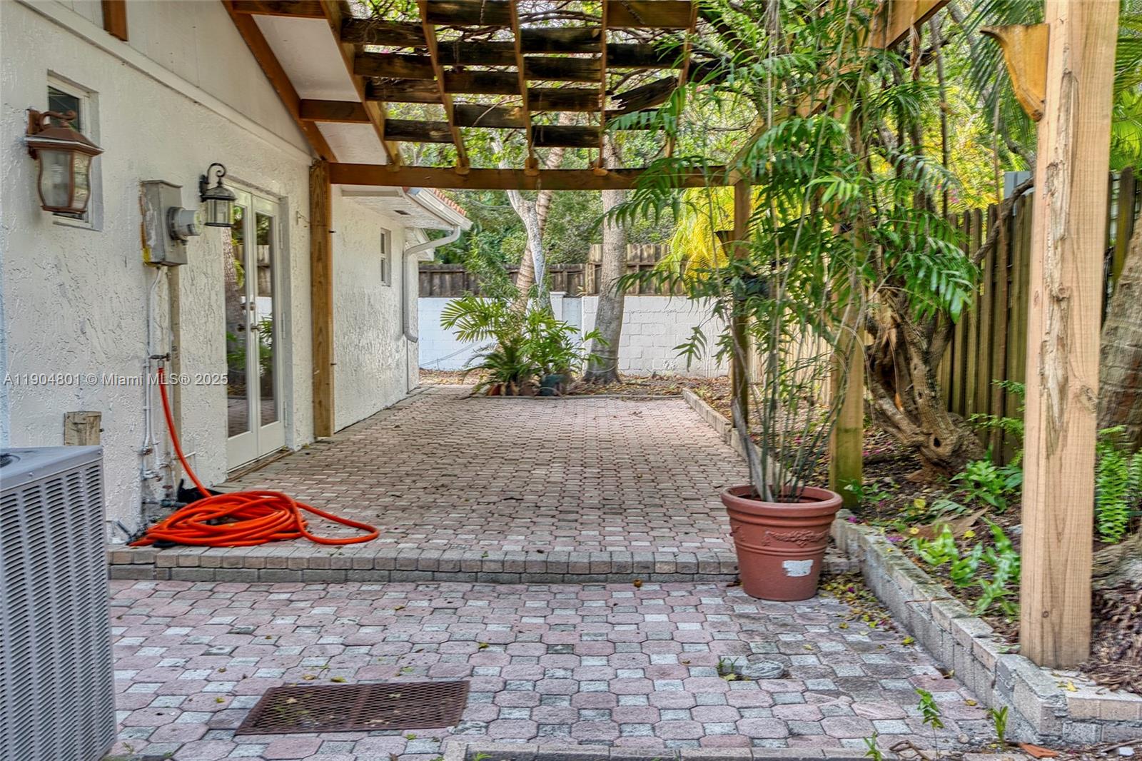 5961 SW 56th Ter South Miami, FL 33143