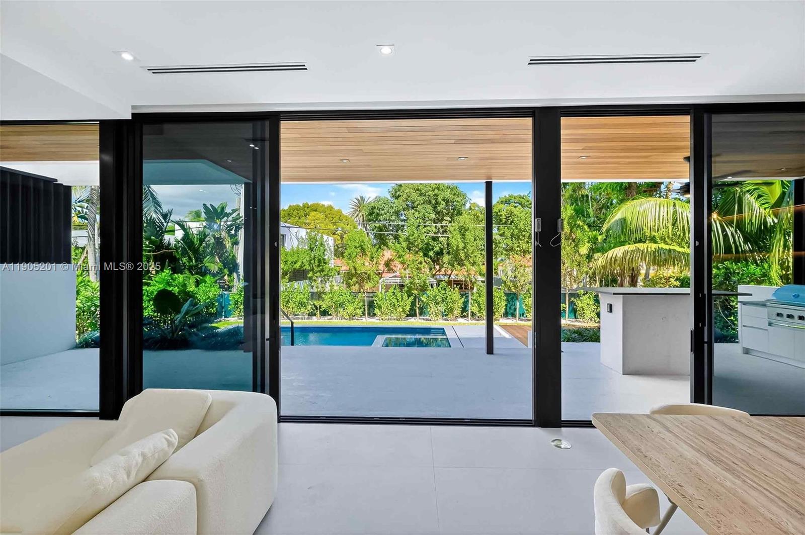 1021 W 46th St Miami Beach, FL 33140