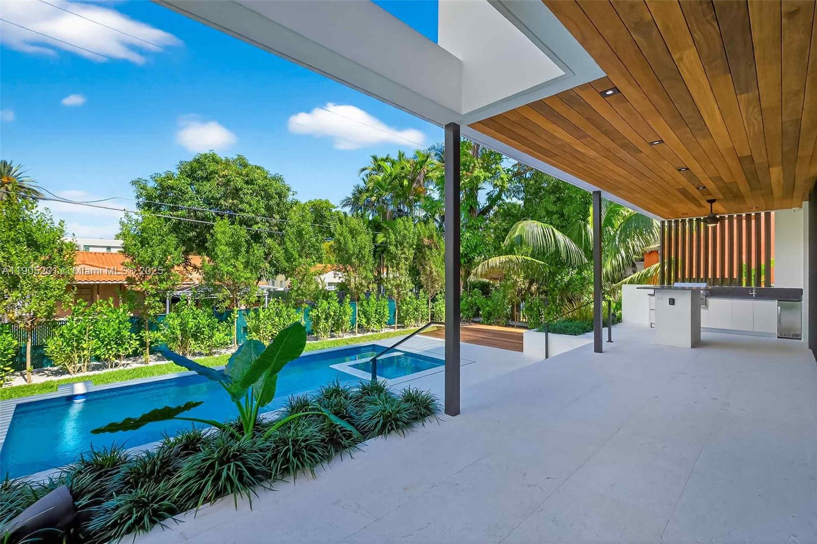 1021 W 46th St Miami Beach, FL 33140